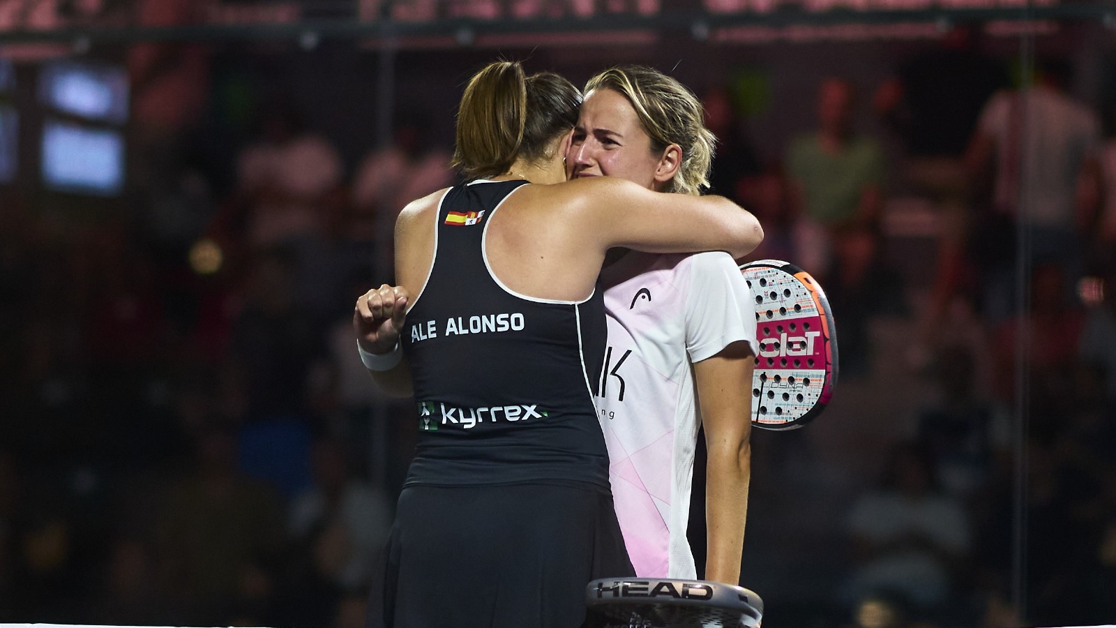 Accolade entre Ari Sanchez i Alejandra Alonso