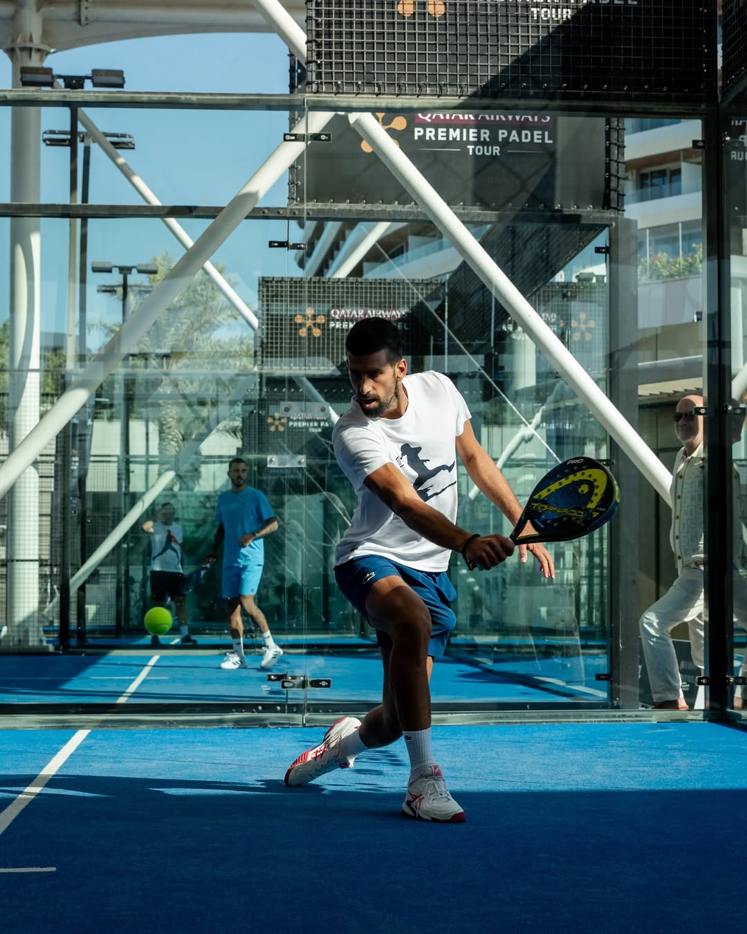 Fins i tot Novak Djokovic no pot resistir-se al padel!